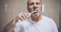 Stire din Sănătate : Nu vă spălați pe dinţi cu sare! Vă afectează smalțul și gingia!