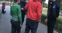 Stire din Eveniment : Spărgătorii de semințe, amendați și puși să strângă mizeria făcută