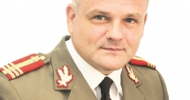 Stire din Eveniment : Colonelul Șperlea trage în propriii oameni: "Militari iritați care vor să circule la aplicații cu autocare de 5 stele... Și-au greșit cariera"