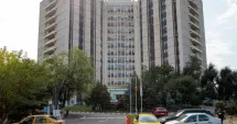Stire din Eveniment : Infirmieră, atacată pe stradă. Agresoarea o acuza că i-ar fi „omorât” familia în pandemie