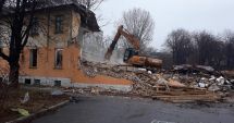 Stire din Social : În "jungla" de la Spitalul Municipal s-a intrat cu excavatorul. Ce soartă va avea terenul