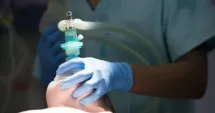Stire din Eveniment : Medic anestezist, arestat după ce s-ar fi drogat în timpul operațiilor cu medicamente furate