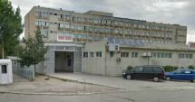 Stire din Eveniment : Un pacient a căzut de pe o targă defectă, care apoi s-a răsturnat peste el