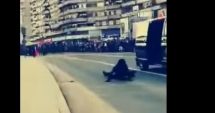 Stire din Eveniment : Moment stânjenitor pentru o angajată a SRI. Ofițerul cade din mașină în timpul Paradei Militare de la Alba Iulia