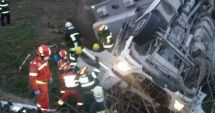 Stire din Eveniment : Camion implicat într-un accident grav, soldat cu moartea unei persoane
