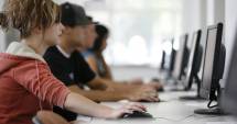 Stire din Social : Stai pe internet  la locul de muncă?  Iată ce "surprize" poți avea