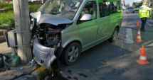 Stire din Eveniment : O femeie şi patru minori, răniţi după ce un microbuz a intrat într-un stâlp
