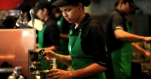 Stire din Actualitate : Starbucks îi răspunde lui Trump: "Vom angaja 10.000 de refugiați"
