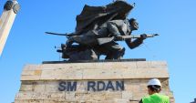 Stire din Social : Statuia de la Casa de Cultură, curățată și recondiționată