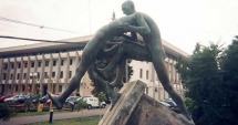 Stire din Politică-Administrație : Primăria Constanța vrea să reabiliteze statuia "Cădere de pe Soclu"