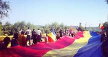 Stire din Actualitate : Steag tricolor românesc, de 300 de metri, a unit România cu Moldova