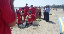 Stire din Eveniment : LA UN PAS SĂ PROVOACE O TRAGEDIE, ÎN APELE MĂRII, LA MAMAIA / Turist cu skijet, REȚINUT de polițiști