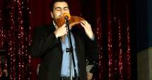 Stire din Cultură-Educație : Studenții de la Canto cântă în jurul bradului