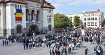 Stire din Cultură-Educație : Studenții au început anul universitar la… terasă. Rectorii se bat cu pumnul în piept că universitățile lor sunt puternice