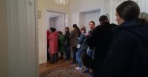 Stire din Politică-Administrație : IMAGINEA ZILEI DIN SUEDIA / Românii, cu sutele să-și exercite votul