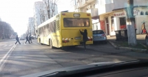 Stire din Eveniment : FOTO. Gratuitate la RATC pentru un puști din Constanța. Metoda ingenioasă, dar periculoasă folosită de acesta