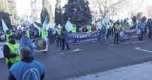 Stire din Economie : De ce protestează sindicatele? „Vrem să avem un trai decent! Nu vrem să ne îmbuibăm!”