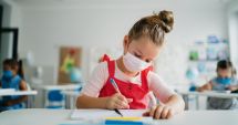 Stire din Cultură-Educație : Pregătiri pentru a-i primi pe elevi la şcoală! „Nu trimiteţi copiii după adeverinţe!”
