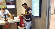 Stire din Social : Discriminare la cote alarmante! Livratorii străini, refuzați de clienți. "Dacă nu va fi român, voi anula comanda"