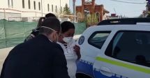 Stire din Eveniment : O femeie suspectată că şi-a ucis concubinul cu toporul a fost reţinută. Este cercetată pentru omor