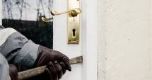 Stire din Eveniment : Suspecții unui furt din locuințe, prinși de polițiști