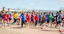 Stire din Sport : Sute de alergători, la startul Crosului Primăverii