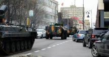 Stire din Eveniment : Sute de militari  se pregătesc  de defilarea oficială, pe bulevardul Tomis
