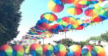 Stire din Social : Sute de umbrele multicolore, vedete în Piața Ovidiu
