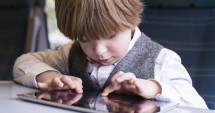 Stire din Sănătate : Tabletele și telefoanele "inteligente", inamici pentru vederea copiilor