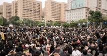 Stire din Actualitate : Protest față de modificarea manualelor. Studenții au ieșit în stradă