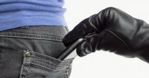 Stire din Eveniment : VIDEO. Atenție la buzunare! Iată cât de ușor poți fi tâlhărit și cum poți să te ferești de hoți