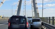 Stire din Eveniment : Șofer neatent, a intrat cu autoturismul în mașina sinucigașului, lăsată pe podul de la Agigea