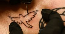 Stire din Actualitate : Tatuajele făcute acasă, cu ac de cusut și cerneală de pix: un trend extrem de riscant de pe TikTok