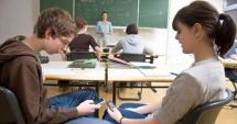 Stire din Cultură-Educație : Ministerul Educației intervine în disciplina în școli. Vor fi interzise telefoanele mobile?