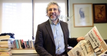 Stire din Actualitate : Patronul cotidianului de opoziție Cumhuriyet a fost arestat