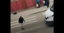 Stire din Eveniment : Un nou „trend” controversat în trafic? Un adolescent se plimbă provocator pe trecerea de pietoni