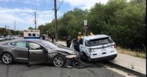 Stire din Actualitate : Un autoturism Tesla pe autopilot a lovit mașina de poliție