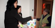 Stire din Social : Crucea Roșie împarte tichetele valorice pentru familiile nevoiașe  din județul Constanța