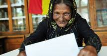 Stire din Politică-Administrație : Romii argeșeni votează cu "FONTA"