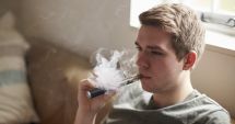 Stire din Sănătate : Ţigările electronice sunt la fel de dăunătoare ca cele obișnuite