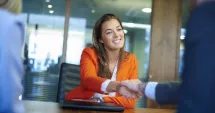 Stire din Social : Primul job vine cu un bonus. Tinerii care se angajează primesc bani de la stat