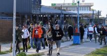 Stire din Social : Jumătate dintre tinerii din România vor să emigreze