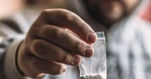 Stire din Eveniment : Doi tineri, prinşi cu  20 de kilograme de cristal şi sute de grame de cocaină asupra lor