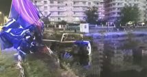 Stire din Eveniment : Accident spectaculos în stațiunea Mamaia! Doi tineri au plonjat cu maşina în fundaţia unui bloc, plină cu apă