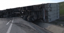Stire din Eveniment : PERICOL DE EXPLOZIE, după ce un TIR s-a răsturnat la Sibioara