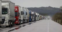 Blocaje la punctele de trecere a frontierei: Camioanele aşteaptă ore în şir pentru a ieşi din ţară