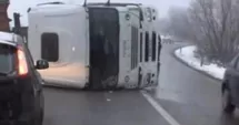 Stire din Eveniment : Panica pe șosea. Camion cu azotat de amoniu răsturnat, DN6 evacuat de urgență!