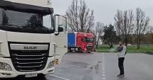 Stire din Eveniment : Accident rutier între Ovidiu și Agigea. Un tir s-a răsturnat în sensul giratoriu
