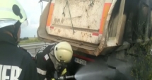 Stire din Eveniment : PANICĂ PE AUTOSTRADĂ. UN TIR CU PIETRIȘ A LUAT FOC