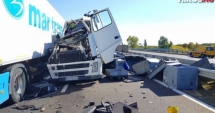Stire din Actualitate : TIR românesc implicat într-un accident cumplit, pe autostradă. Două persoane au murit, iar alte 15 au fost rănite
